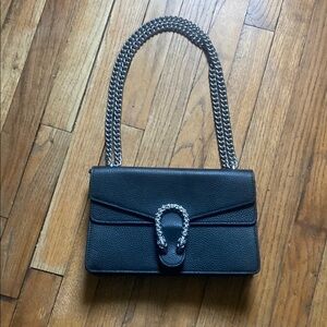 Sleek Black Textured Shoulder Bag with Flap Closure